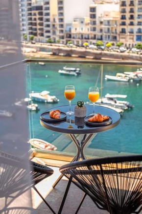 Stylish seafront Spinola Apartment